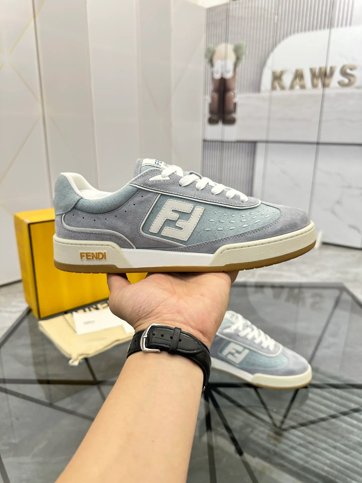 Selling men's shoes 💰: 💰P620¥ Top quality Product trademark: Fendi* "Fendi*" low-top casual shoes Regular size: 35-44 (can be customized to 38.45.46) Product material: imported first-layer nubuck leather upper, breathable lining, original outsole. No.:H208